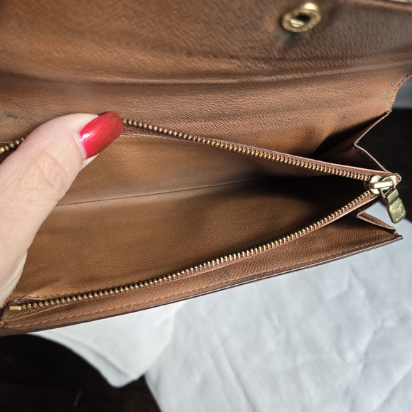 Louis Vuitton Monogram Sarah Wallet - Picture 9 of 13